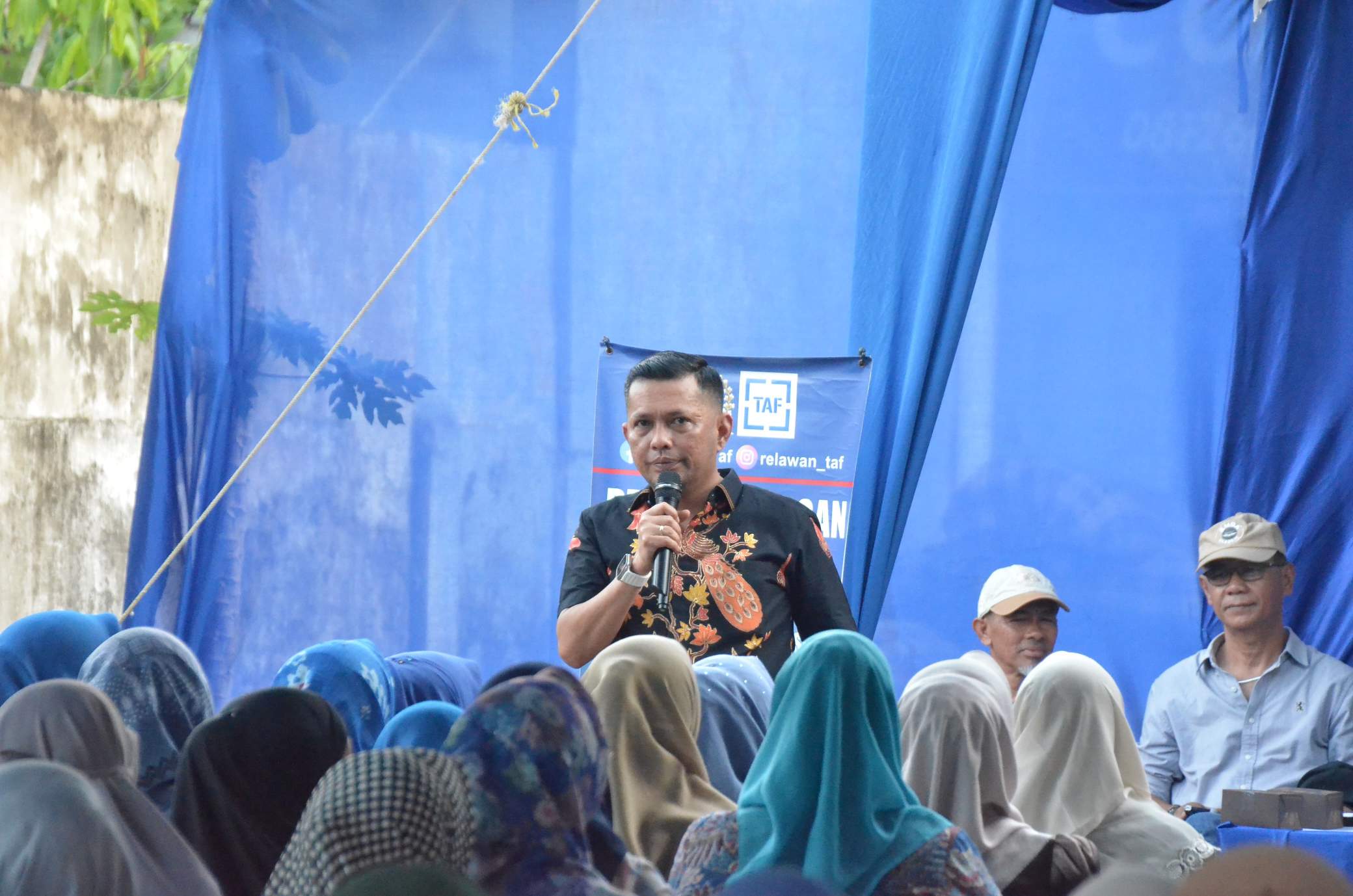 Wakil ketua DPRD kota Pekanbaru, Tengku Azwendi Fajri menjawab atas pertanyaan masyarakat saat mengelar Penyebarluasan Perda