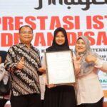Luar Biasa, Muthia Terima Anugerah Prestasi Istimewa dari Dewan Pendidikan Riau