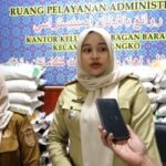 Kelurahan Bagan Barat Jadi Pusat Penyalurkan Bantuan Beras Bulog dan Minyak Goreng Kepada Masyarakat