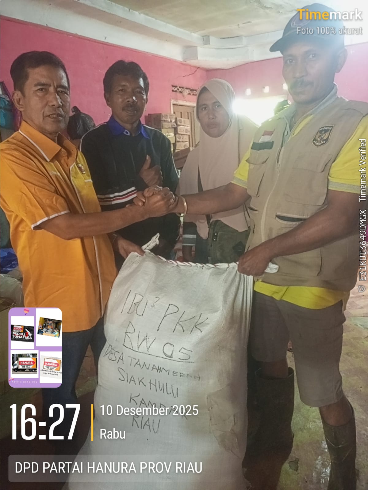 Ketua DPD Partai Hanura Provinsi Riau, H Darnil, SH didampingi pengurus partai menyerahkan bantuan kepada ketua posko bantuan bencana di kabupaten Agam