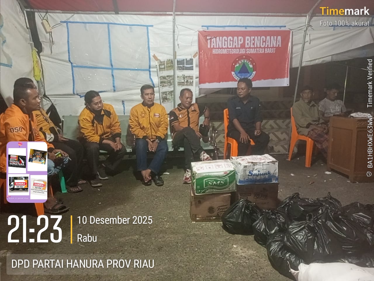 Ketua DPD Partai Hanura Provinsi Riau, H Darnil, SH menyerahkan bantuan korban bencana di posko bantuan bencana alam di kabupaten Agam