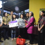 Karmila Sari Serahkan secara simbolis program Pemerintah Beasiswa PIP dan KIP di Pemilihannya