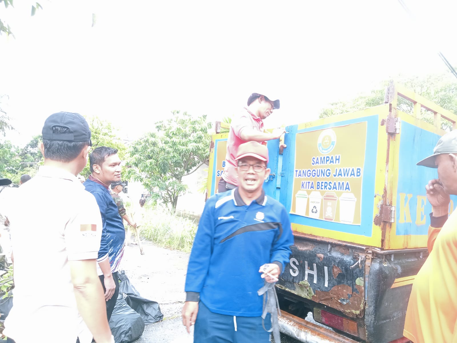 Keikut sertaan pihak PLS dalam acara gotong royong bersama di Kelurahan Pembantuan 