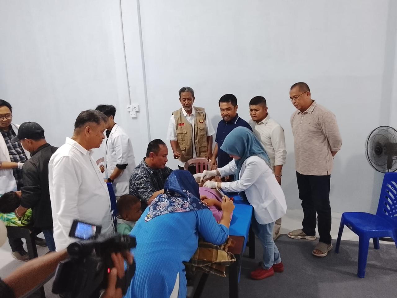 Ketua DPD Ikatan Keluarga Minangkabau kota Pekanbaru, Irman Sasrianto dan pengurus melihat langsung kegiatan sunat massal gratis