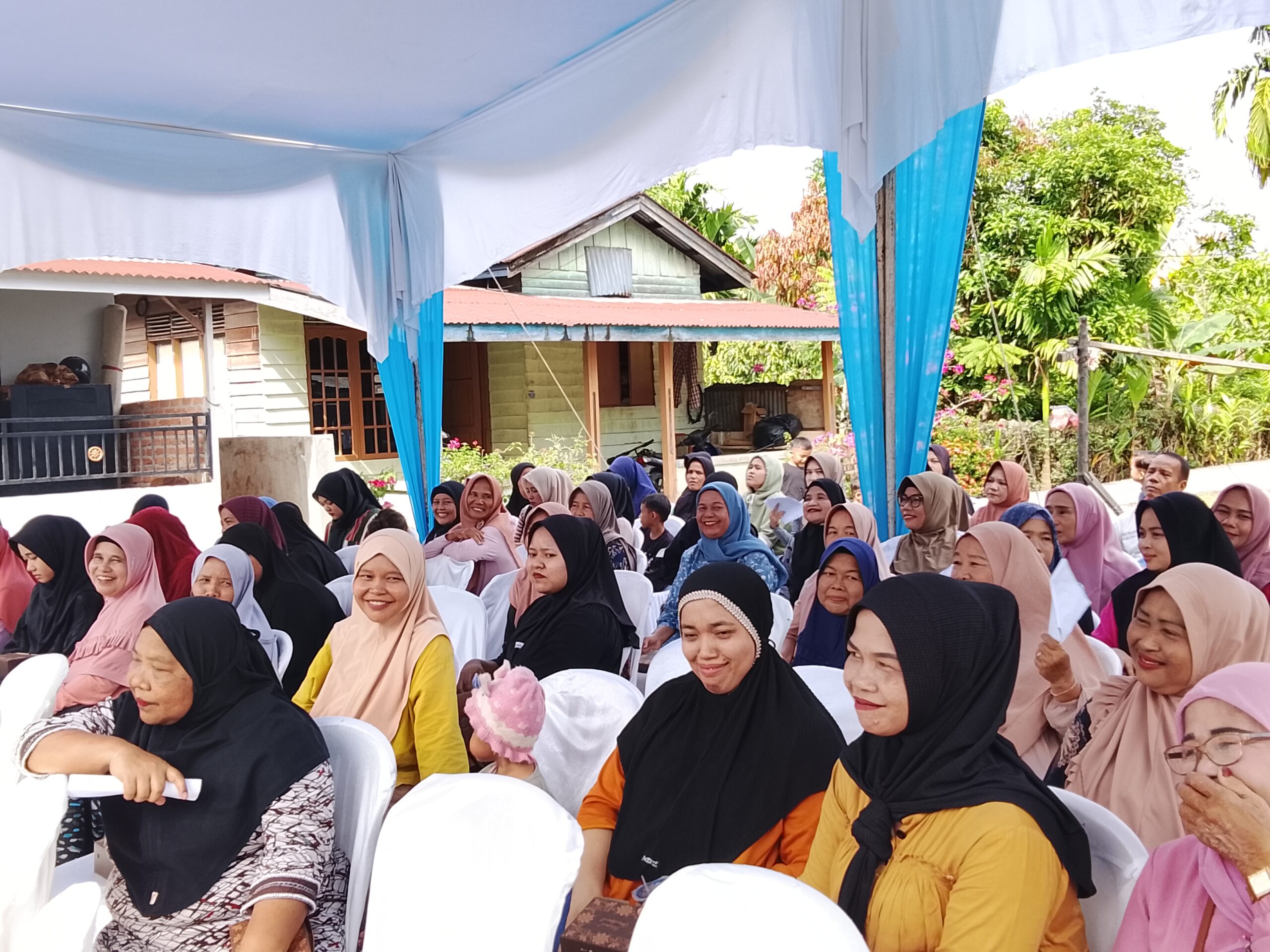 Terlihat antusias masyarakat menghadiri acara Penyebarluasan Perda dari Wakil ketua DPRD kota Pekanbaru Tengku Azwendi Fajri