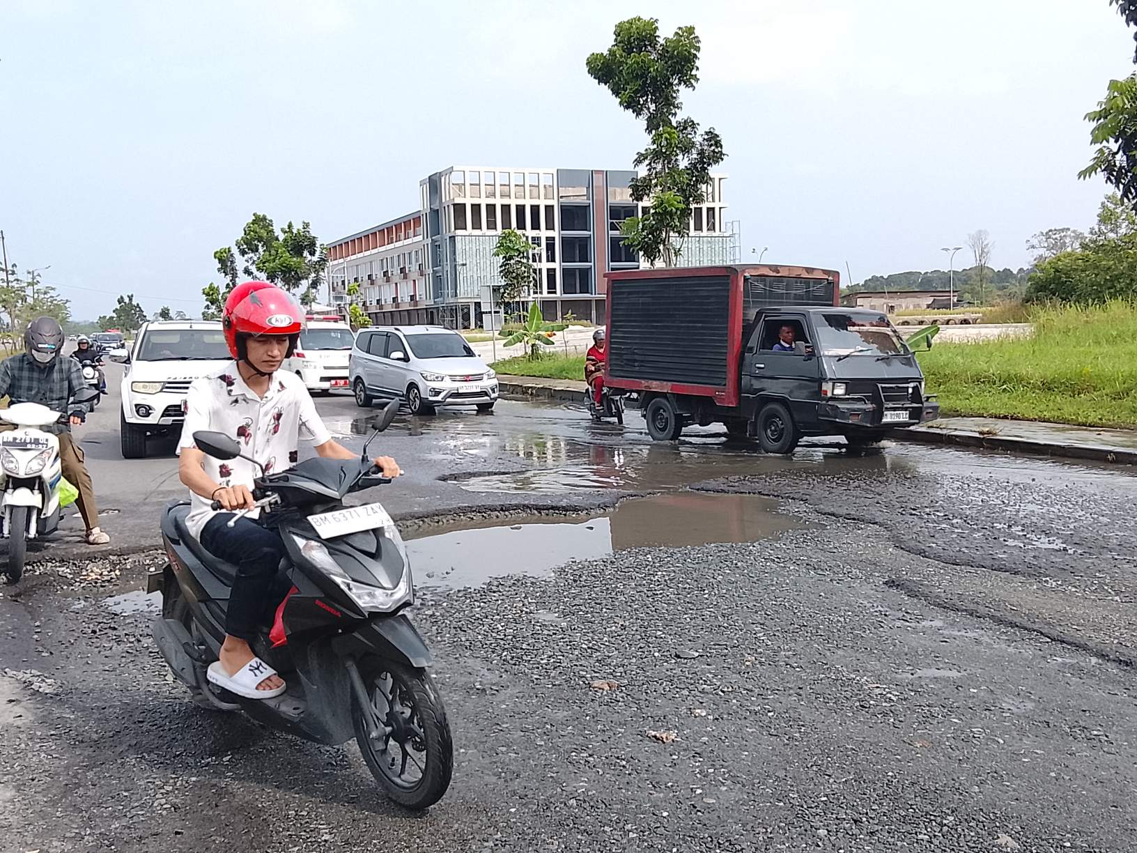 Jalan Sudirman Ujung Melewati Jembatan Siak IV Rumbai Terlihat Rusak Parah