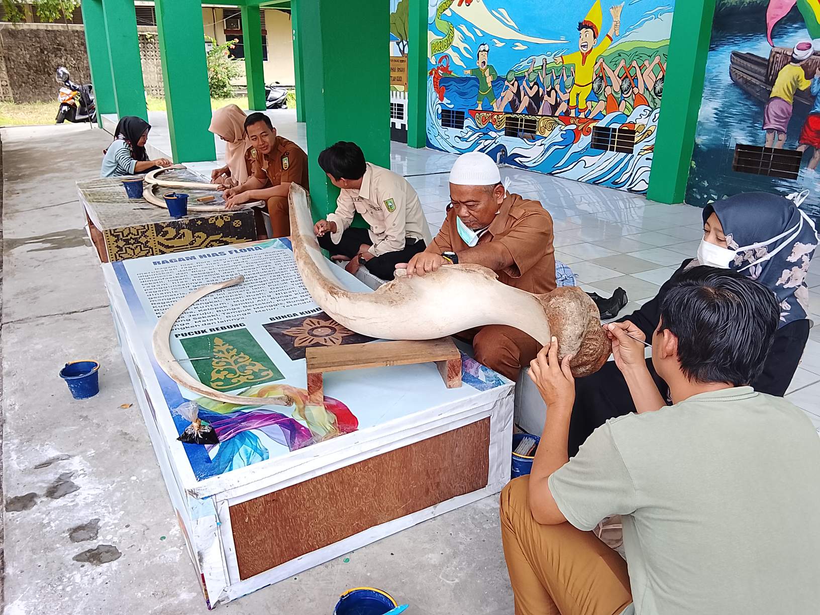 Terlihat pihak ASN Museum Sang Nila Utama Provinsi Riau melakukan konservasi atau pemeliharaan bendahara koleksi museum