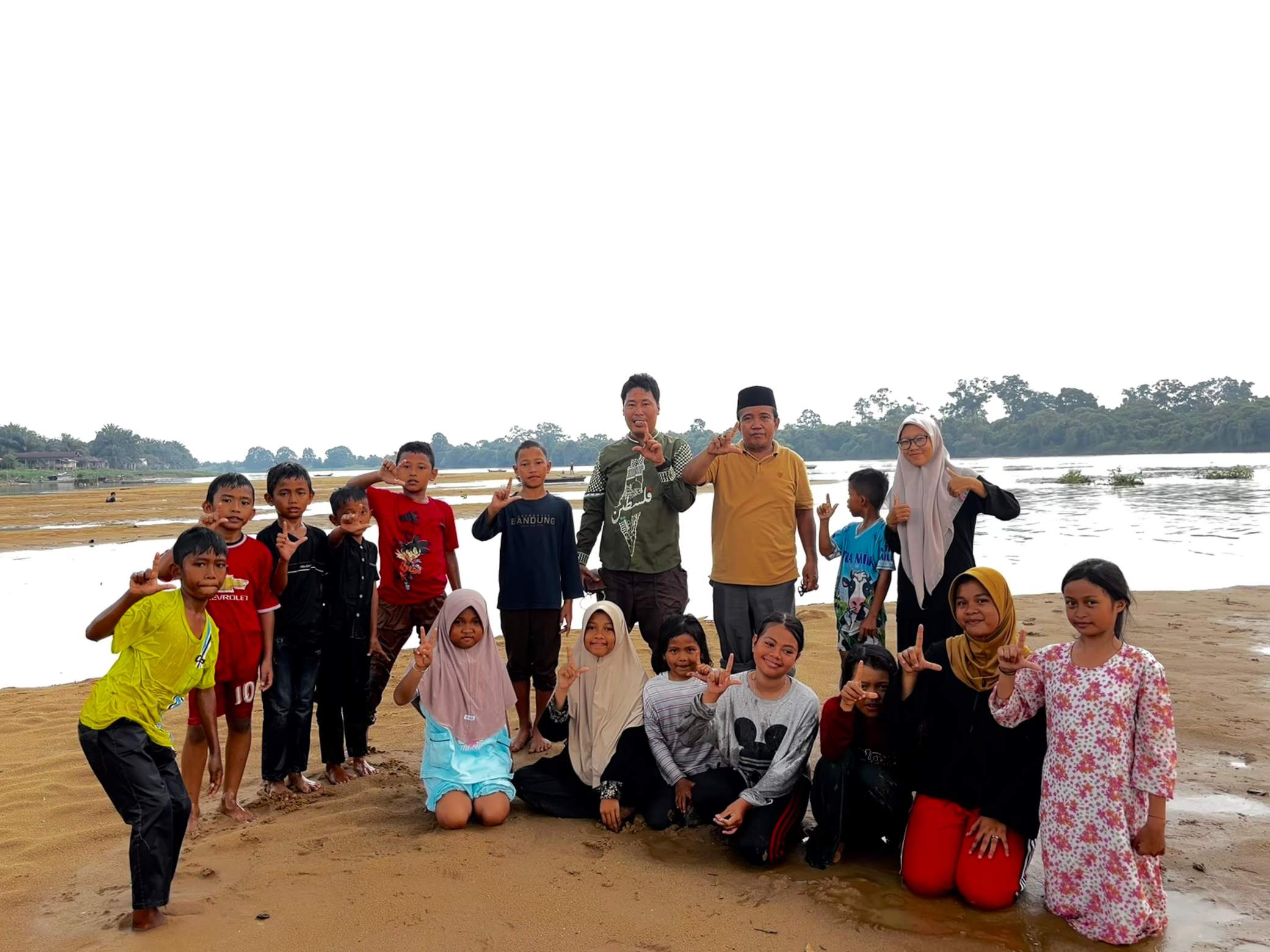 para peserta berkolaborasi membacakan puisi di Pantai Pasir Merah Rantaubaru yang berada di tengah aliran sungai.