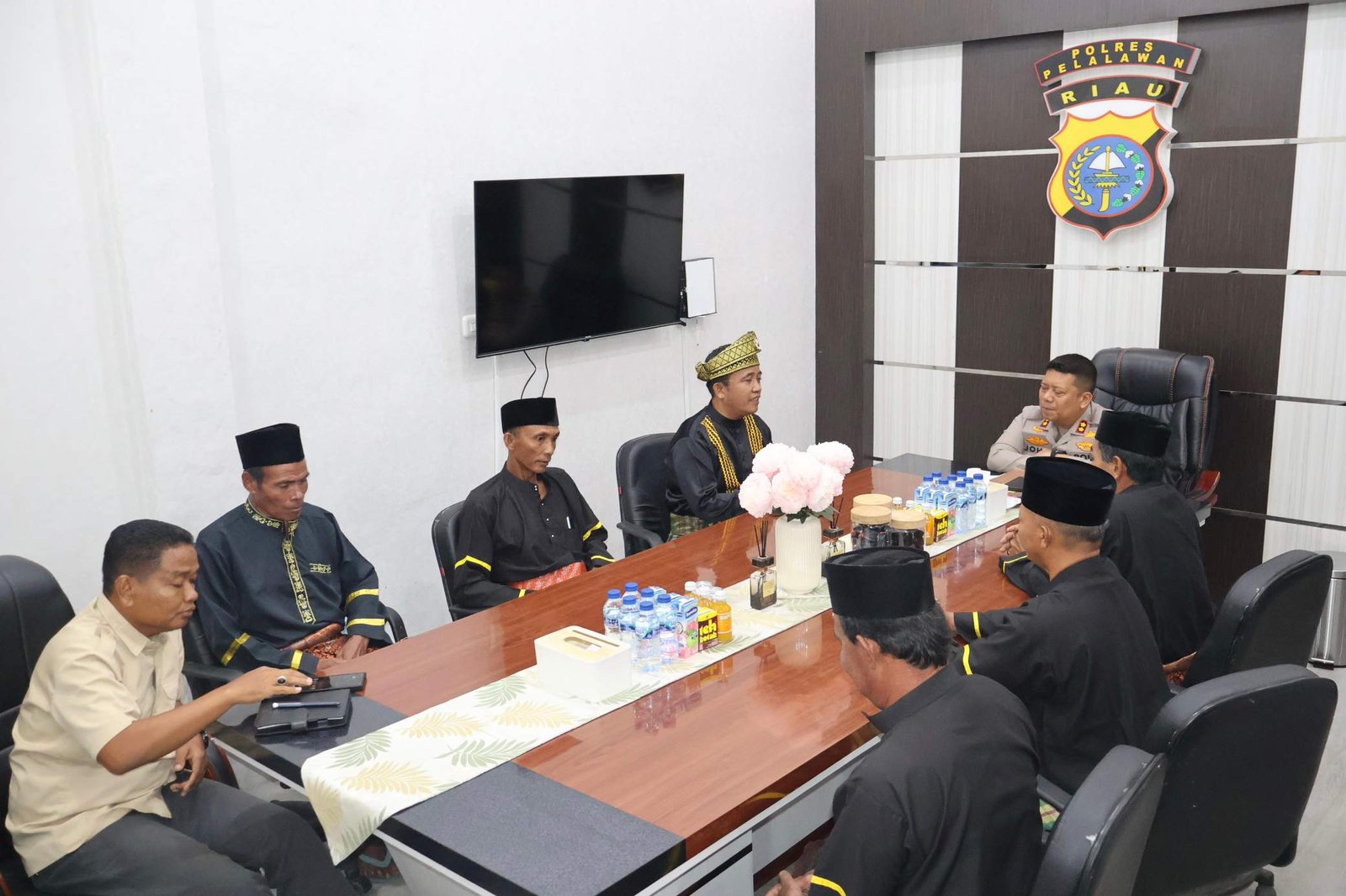 Pemuka Masyarakat Adat Desa Rantau Baru, Pangkalan Kerinci Berdialog dengan Kapolres Pelalawan