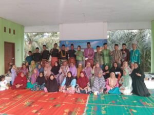 Usai bermuka bersama, Pemuka adat Desa Rantau Baru dalam payung Datuk Sati Diraja, Batin Sibokol-Bokol berphoto bersama