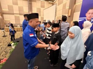 Ketua DPC Partai Demokrat Pekanbaru, Tengku Azwendi Fajri Membagikan Santunan Kepada Anak Yatim saat Gelar Buka Puasa Bersama