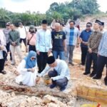 Disaksikan Tokoh Masyarakat Kulim, Nofrizal dan Keluarga Lakukan Peletakan Batu Pertama Mushola Al-Janiar dan Pembangunan Perum Graha Budi Luhur