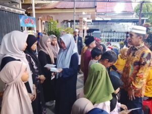 H Darnil, SH beserta Istri Memberikan Santunan kepada Puluhan Anak Yatim