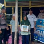 Giat Jalur, Satpol Airud Polres Rohil Datangi Rumah Warga Kurang Mampu Dan Bagikan Paket Sembako
