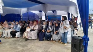 Salah Satu Masyarakat Kecamatan Lima Puluh Menyampaikan Aspirasinya kepada Ir Nofrizal, MM Saat Reses