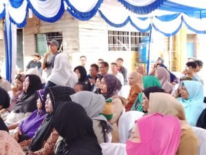 Salah Satu Warga Menyampaikan Aspirasinya kepada Aidhil Nur Putra