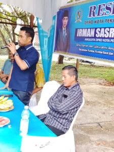 Anggota DPRD kota Pekanbaru, Irman Sasrianto Memberikan Jawaban atas Pertanyaan Masyarakat