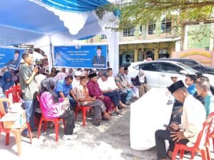 Salah Satu Warga Menyampaikan Aspirasinya kepada Muhammad Zahirsyah saat Reses Kelurahan Tanah Datar