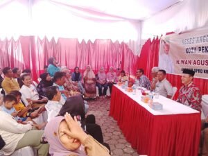 Salah Satu Masyarakat Menyampaikan Aspirasinya Kepada Wan Agusti, SH, MH Saat Reses