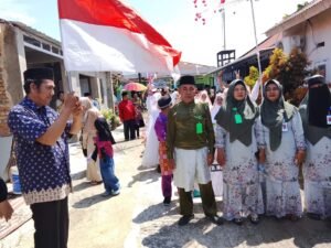 Siswa MDTA Nurrika, para guru dan wali murid melaksanakan pawai taaruf usai acara khatam Al-Qur'an