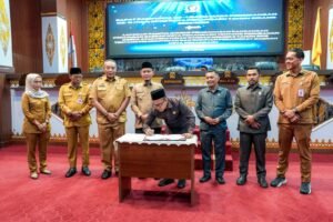 Ketua DPRD Kota Pekanbaru, Muhammad Isa Melakukan Penandatanganan Pengesahan Perda