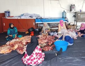 Keluarga H Fathullah Membungkus serta Siap Membagikan Daging Qurban