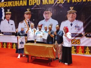 penandatanganan MoU IKM Riau bersama Bank Nagari tentang pembuatan kartu anggota IKM Riau serta MoU dengan UMKM Langkisau tentang kartu anggota UMKM