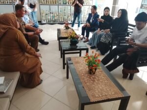 Plt Disdik Pekanbaru, Dr Alex Kurniawan memberikan penjelasan kepada ketua dan anggota komisi III DRPD kota Pekanbaru 