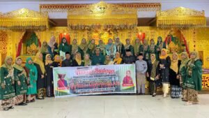 Usai Pertemuan, Rombongan Bundokandung Kota Padang Panjang Berphoto Bersama Dengan Pengurus LAMR kota Pekanbaru