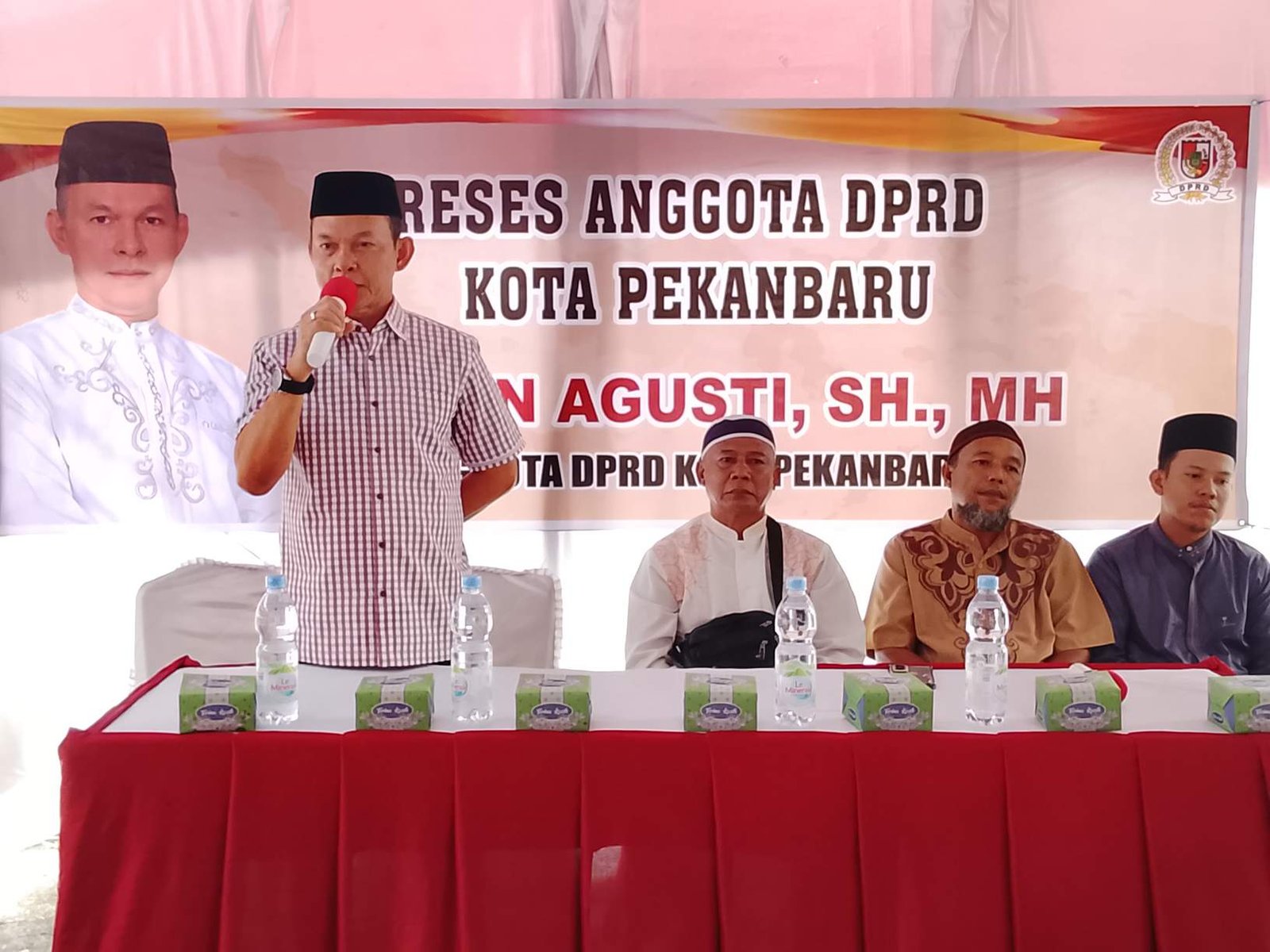 Salah satu Warga Menyampaikan Aspirasi kepada H Wan Agusti, SH, MH saat Mengelar Reses