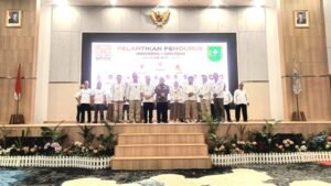 Plt Gubernur Riau Berphoto Bersama Dengan Pengurus DPD HIMPERRA Riau usai Dilantik