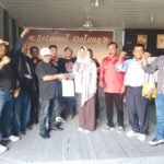 Ketua PD NIBA KSPSI Provinsi Riau, Ruqiah Indrawati, SH, Serahkan SK Kepada Ketua PC NIBA KSPSI Kota Pekanbaru, Yanmar Ateng