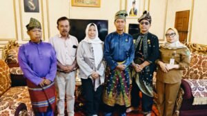 Usai Silaturahmi, Ketua DPH LAMR Kota Pekanbaru, Datuk Seri Muspidauan dan Pengurus Berphoto Bersama dengan Ketua PD FSP NIBA KSPSI Provinsi Riau, Rukiah Indrawati SH dan Jajaran Pengurus 