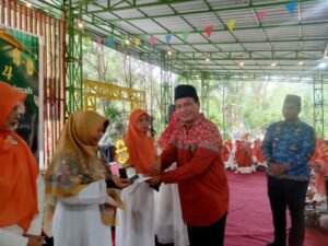Pembina Majelis Ta'lim Husnul Khatimah, Riono Gede Trisoko Memberikan hadiah kepada pemenang lomba