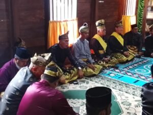 Acara Penabalan Batin Senapelan dihadiri Ketua DPH LAMR Kota Pekanbaru, Datuk Seri Muspidauan serta Anggota DPRD kota Pekanbaru, Ir Nofrizal, MM, Lurah Kampung Baru serta Tokoh Masyarakat Senapelan