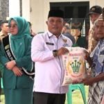 BAZNAS Rohil Serahkan 150 Bantuan Sembako Ke Warga Pekaitan
