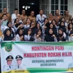 Bupati Bistamam Lepas Kontingen PGRI ke Porsenijar Siak, Target Juara Umum